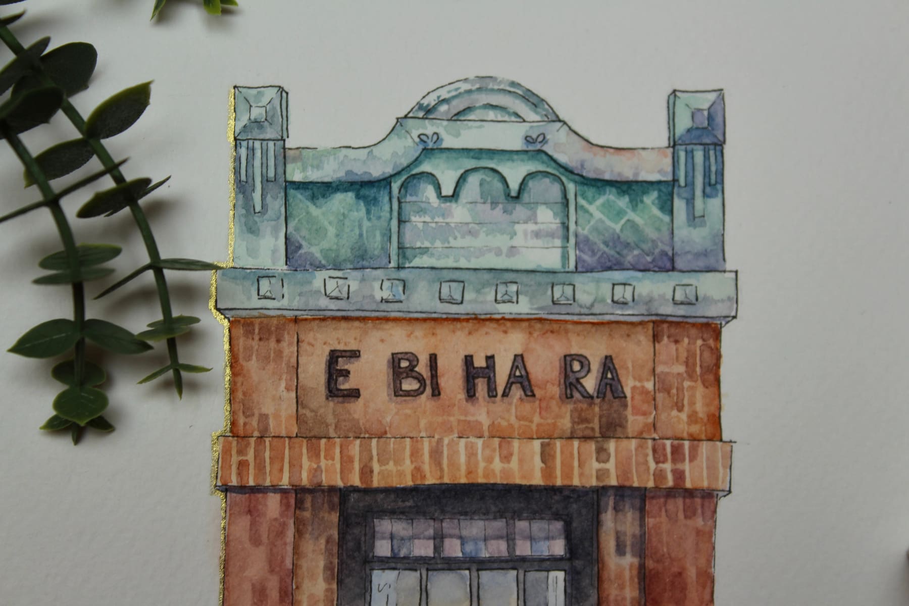 Ebihara, la bottega di mattoni — dettaglio del coronamento decorato e della fascia di legno con la scritta nera «E BI HA RA».