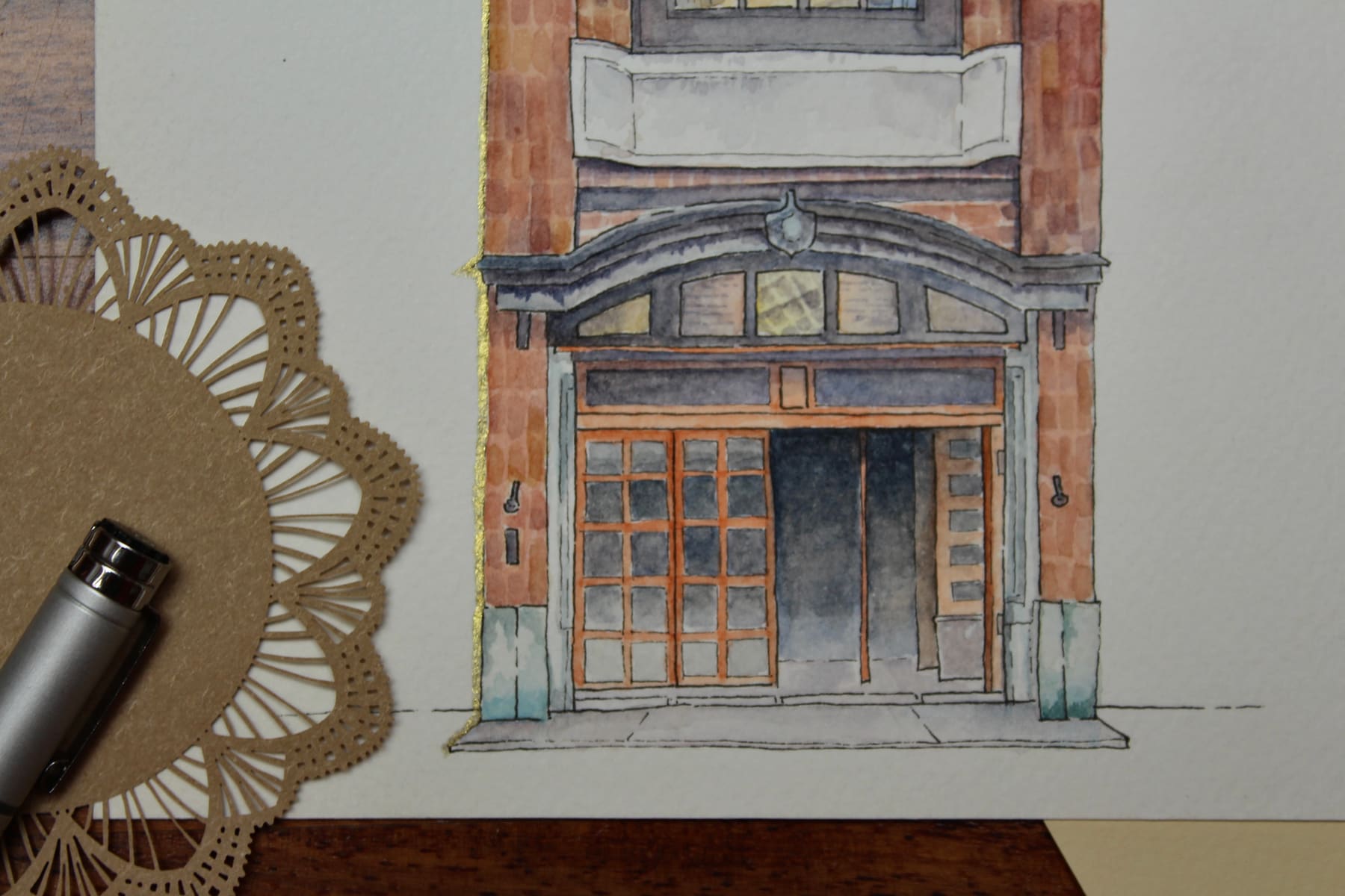 Ebihara, la bottega di mattoni — dettaglio dell'ingresso ad arco con la lunetta e le doppie porte a vetri.