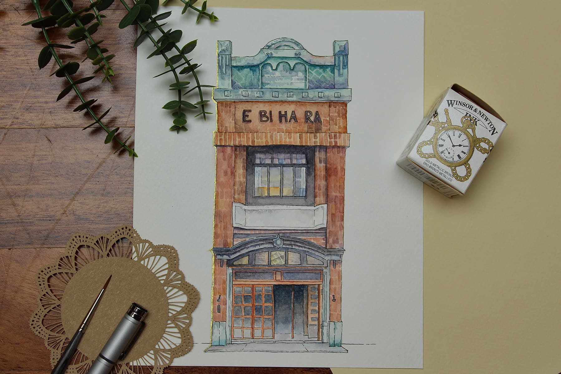 Ebihara, la bottega di mattoni — l'acquerello intero accanto alla scatola di colori Winsor & Newton.