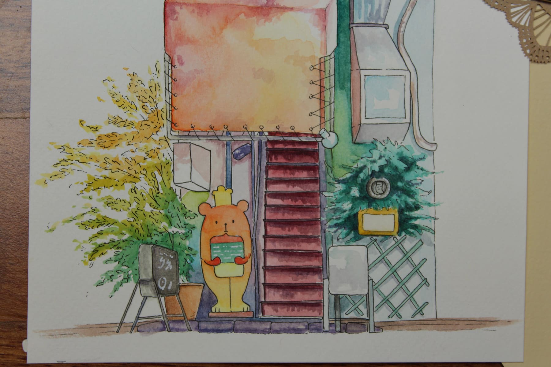 La palazzina dell'orso — dettaglio dell'orso-mascotte con la corona, della lavagnetta a cavalletto e della scala rossa.
