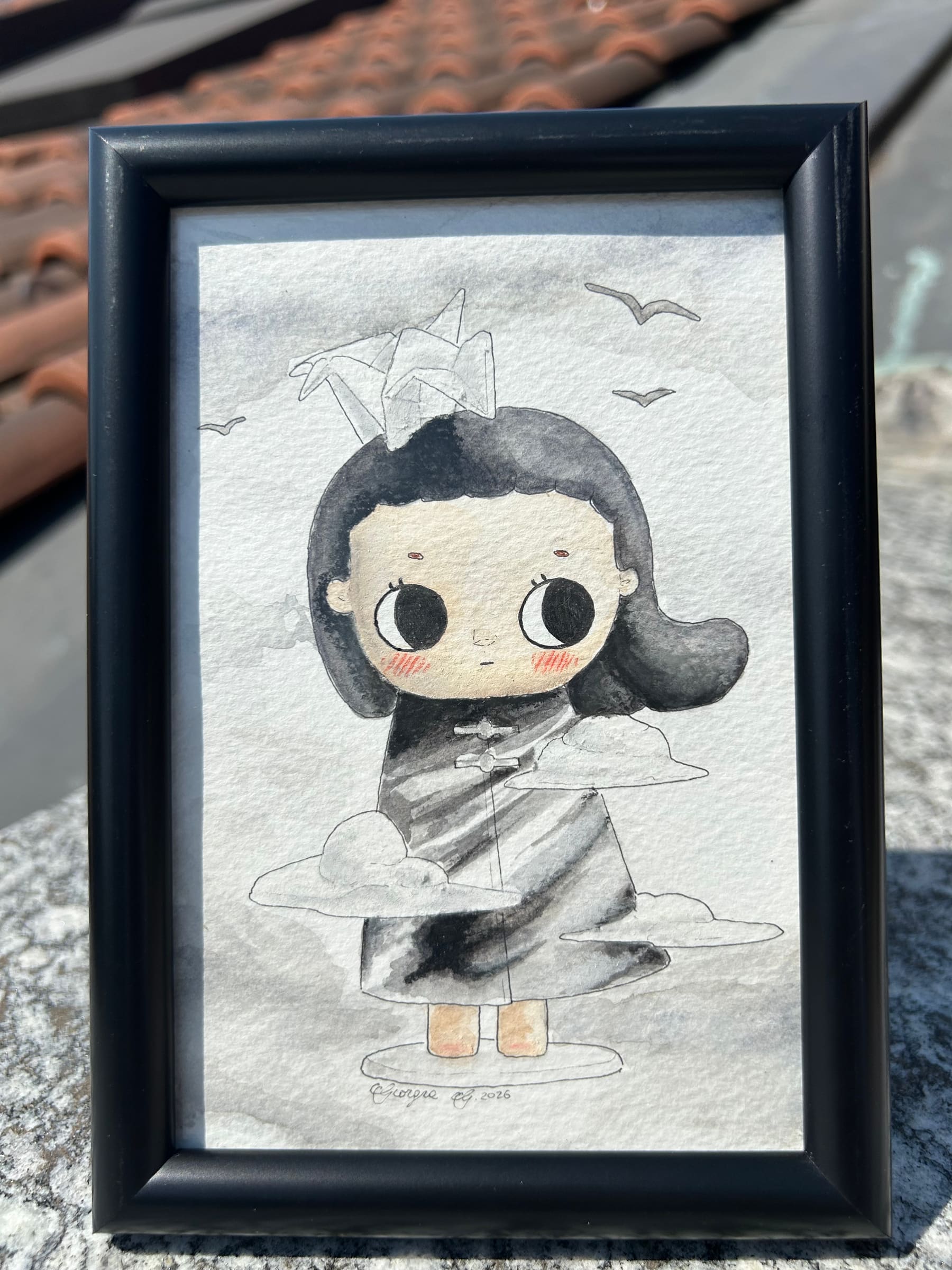 Feeling Nyota — acquerello originale: una bambina dai capelli neri avvolta in una veste grigia, in piedi fra le nuvole con una gru di carta sul capo e due rondini intorno.